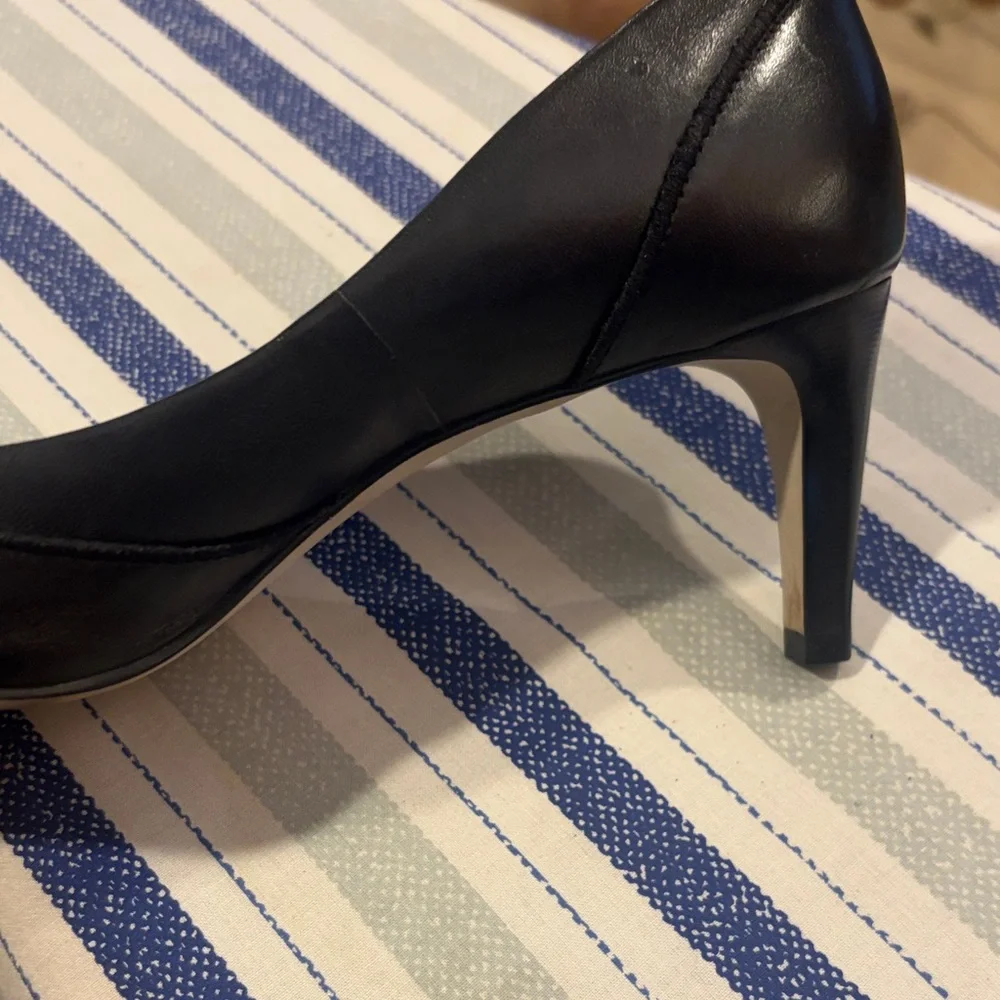 Elegant Talbots Black Leather Women's Pumps - Picture 7 of 12